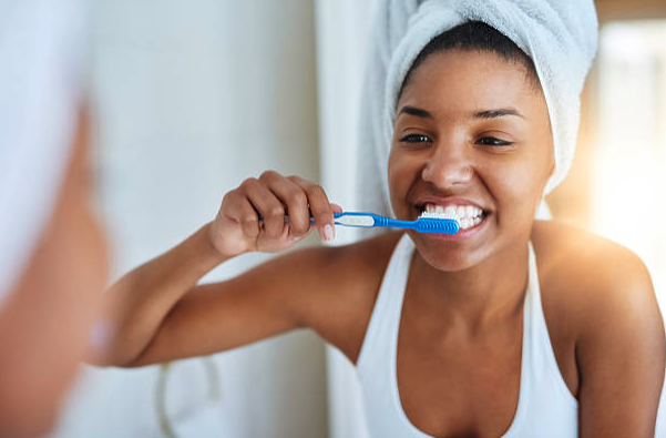 women brushing her teeth